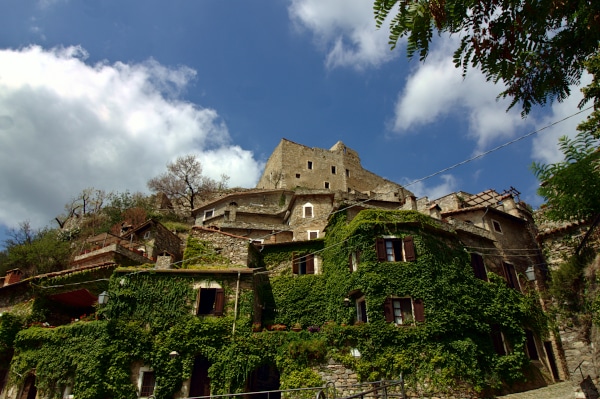 What to see in Castelvecchio di Rocca Barbena-castle-village-stone houses