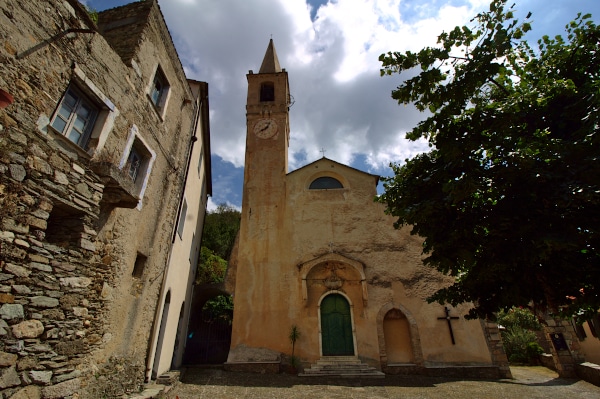 Cosa vedere a Castelvecchio di Rocca Barbena- chiesa di nostra signora assunta-campanile-portale-affreschi
