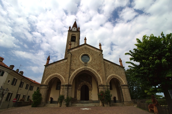 What to see in Bossolasco-Church of San Giovanni-exterior-bell tower-portico