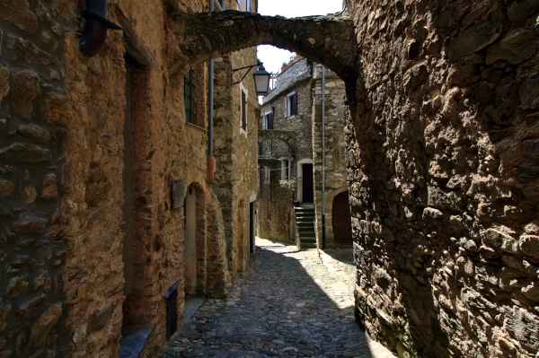 Cosa vedere a Castelvecchio di Rocca Barbena-vicoli-case di pietra-borgo antico
