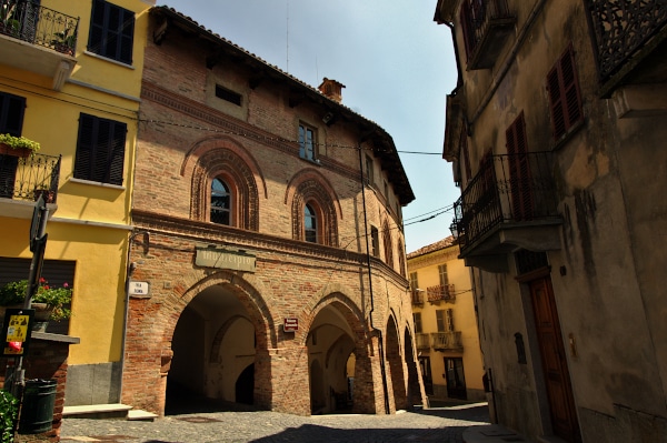 Cocconato-Palazzo Comunale-gotico-porticato