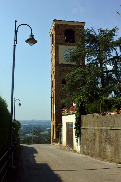 Cosa vedere a Santa Vittoria d'Alba-Torre campanaria-panorama sulle Langhe-orologio