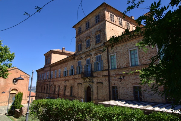 Cosa vedere a Magliano Alfieri-Castello-barocco-entrata