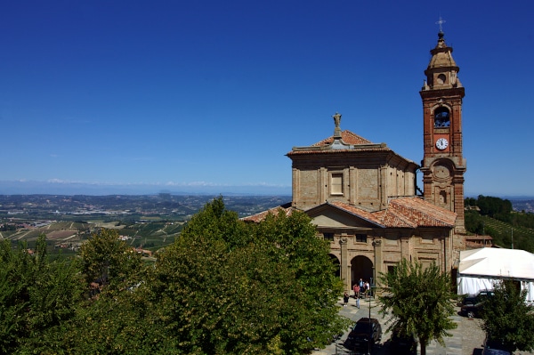 Cosa vedere a Diano d'Alba-Chiesa-san-Giovanni-battista-panorama-langhe