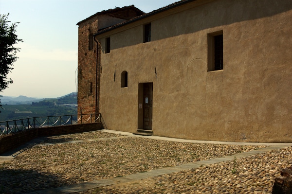 Cosa vedere a Santa Vittoria d'Alba-Confraternita di San Francesco-esterno