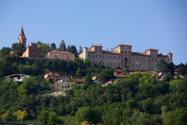 Cosa vedere a Magliano Alfieri-borgo-castello-chiesa di Sant'Andrea-alberi