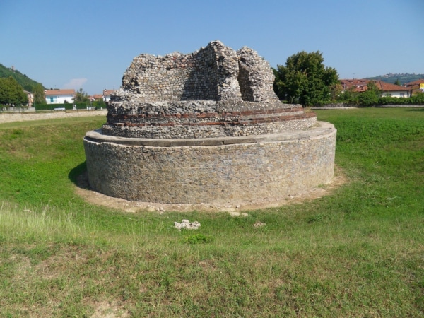 Cosa vedere a Santa Vittoria d'Alba-Turriglio-monumento romano