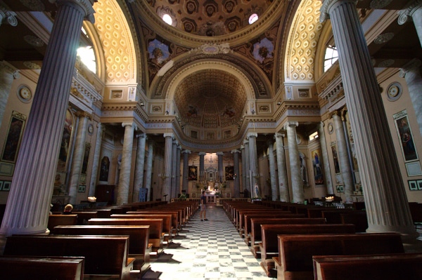 What to see in Dogliani-church of SS. Quirico and Paolo-interior-columns-pictures