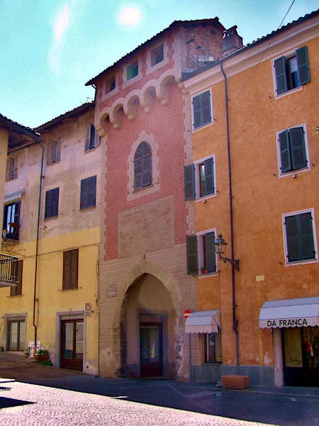 What to see in Dogliani-porta soprana-medieval-fresco-ogival arch