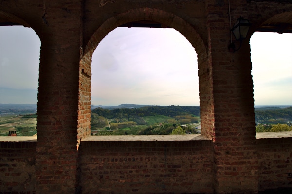 Porticato-panorama-roero-belvedere