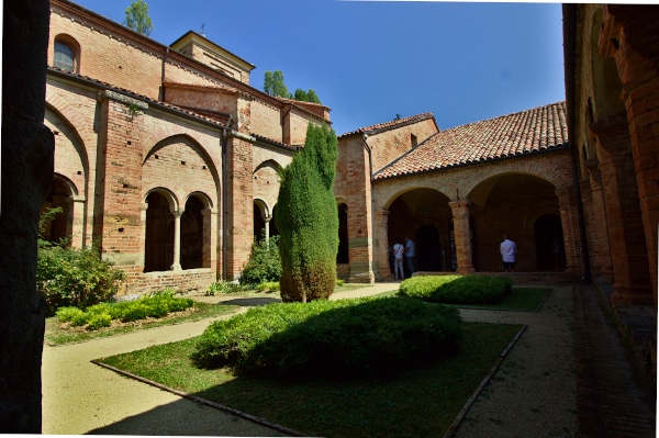 2 itineraries between Langhe Roero and Monferrato in Auto-cloister-abbey of Vezzolano