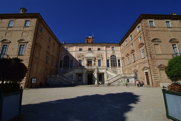 Itinerari tra Langhe Roero e Monferrato-facciata-castello Reale di Govone
