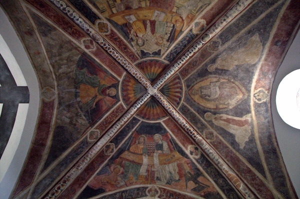 Cosa vedere nei dintorni di Alba-affreschi-confraternita-san-michele-serravalle-langhe