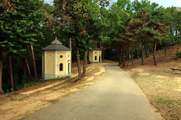 Santuario-dei-Piloni-Cappelle-via-crucis-bosco