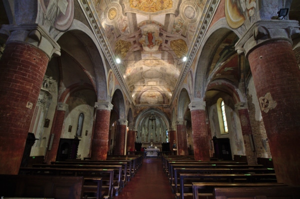 Cosa vedere a Ozzano Monferrato-interno-chiesa-di-San-Salvatore-affreschi-XVsecolo-