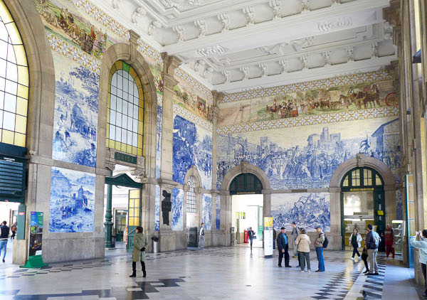 Which hostel to choose on the way of Santiago- Porto-Sao Bento Station-azulejos