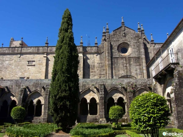best hostels on the way of Santiago-tui-cathedral-cloister